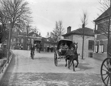 400185 Afbeelding van enkele rijtuigjes met paarden op de Meulmansweg te Woerden.
